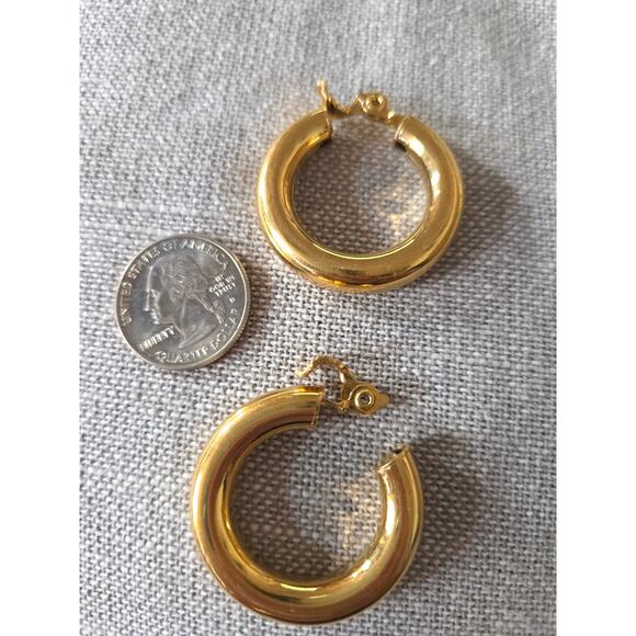 Vintage Monet Stamped Gold Tone Hoop Clip On Earrings 1980s Costume Jewelry - Picture 3 of 3